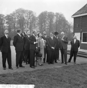 Weerballon ging de lucht in voor Koningin Juliana bij een bezoek aan De Bilt . K, Bestanddeelnr 915-1406