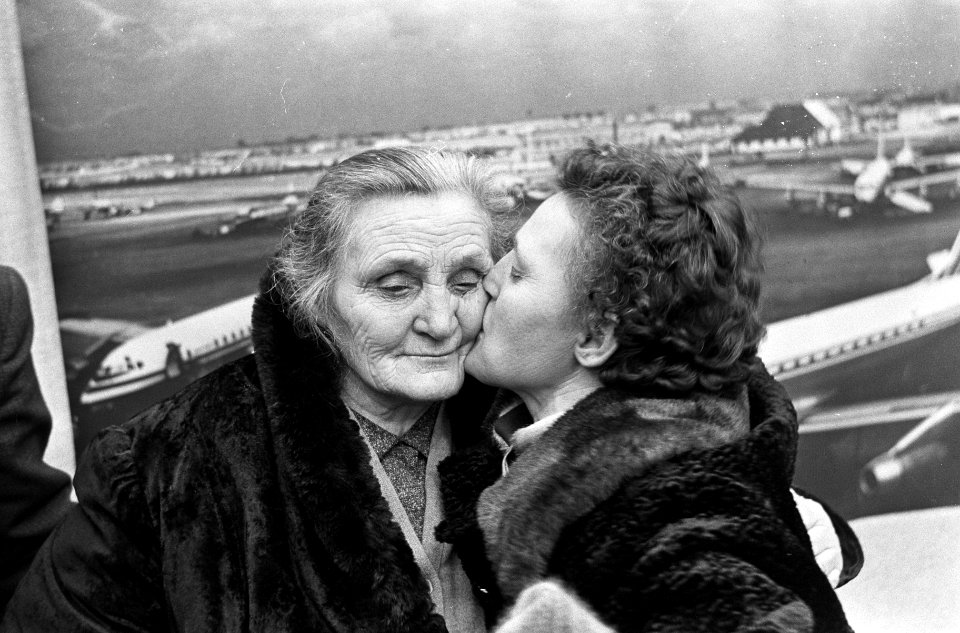 Weerzien na 24 jaar, mevrouw Goossens-Woronova kust haar moeder op Schiphol, Bestanddeelnr 918-7259