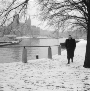 Weer sneeuw in Amsterdam. Twee emmertjes water halen, Bestanddeelnr 913-5830