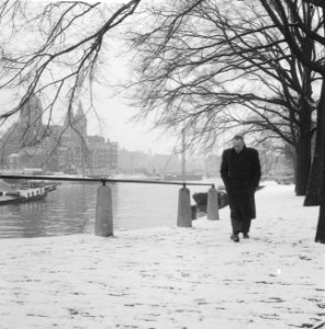 Weer sneeuw in Amsterdam. Twee emmertjes water halen, Bestanddeelnr 913-5831