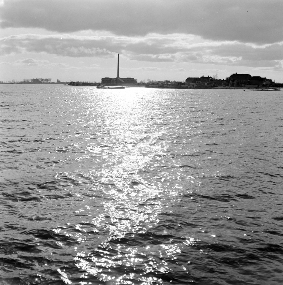 Weerspiegeling van de ondergaande zon in de Waal met op de achtergrond steenfab…, Bestanddeelnr 254-0939