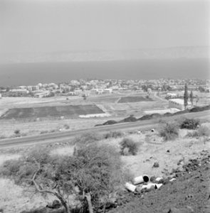 Weg bij Tiberias met zicht op de stad, het Meer van Tiberias en de omgringende h, Bestanddeelnr 255-4055