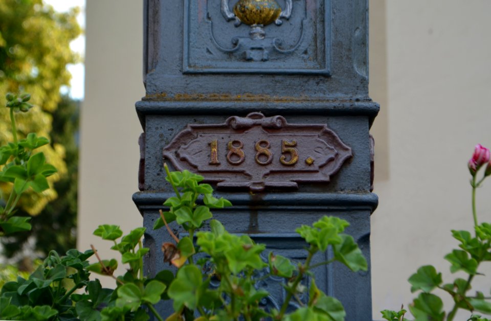 Wehingen, Gusseiserner Brunnen vor St. Ulrich (2)