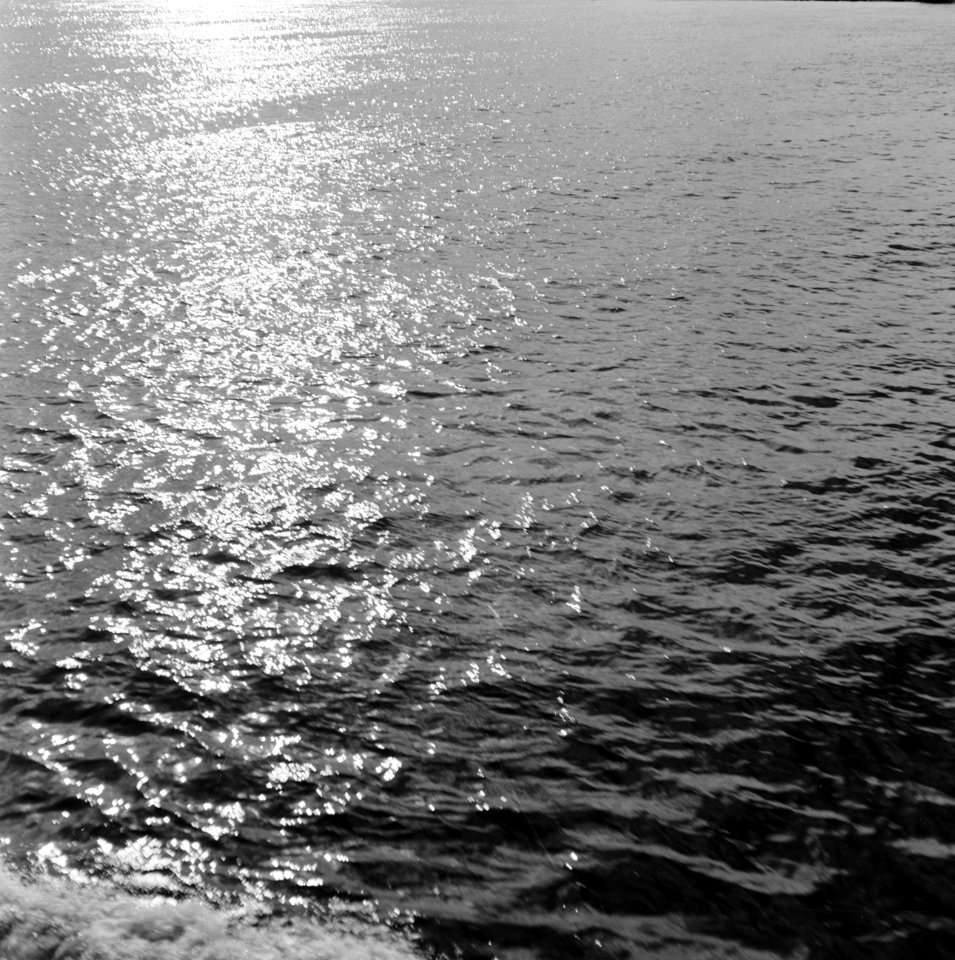 Weerspiegeling van de ondergaande zon in de Waal met de boeggolf van een schip, Bestanddeelnr 254-0937