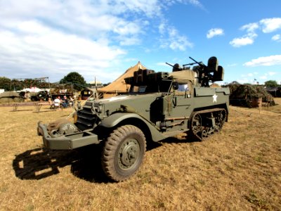 White halftrack with AAA pic3