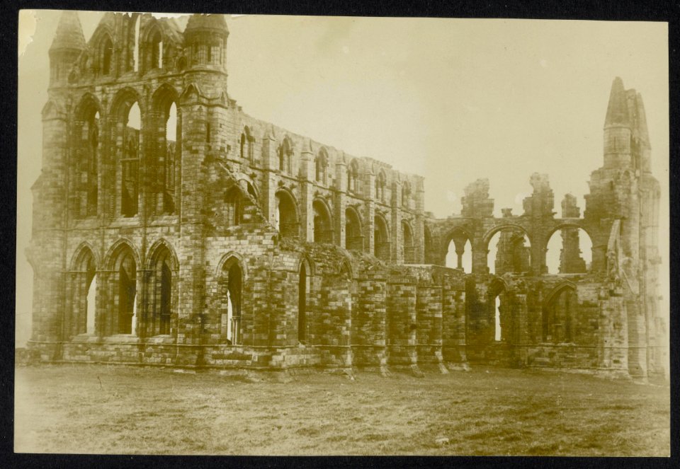 Whitby. De ruine van Whitby Abbey werd bij een bombardement door een Zeppelin be, Bestanddeelnr 158-0592