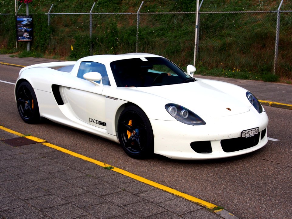 White Porsce Carrera GT11