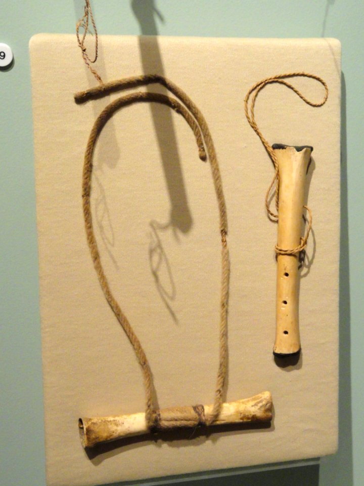 Whistles, Desana people, jaguar bone - South American collection - Peabody Museum, Harvard University - DSC05689