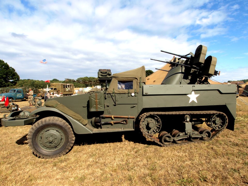 White halftrack with AAA pic2