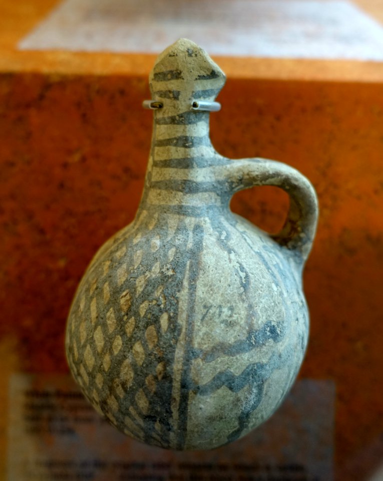 White painted juglet, said to be from Alambra, Middle Cypriot, 1995.10.254 - Cesnola Collection, Harvard Semitic Museum - Cambridge, MA - DSC06231