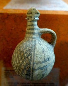White painted juglet, said to be from Alambra, Middle Cypriot, 1995.10.254 - Cesnola Collection, Harvard Semitic Museum - Cambridge, MA - DSC06231