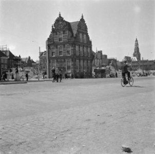 Westzijde van de Grote Markt met het Goudkantoor en de A-kerk, Bestanddeelnr 900-5195