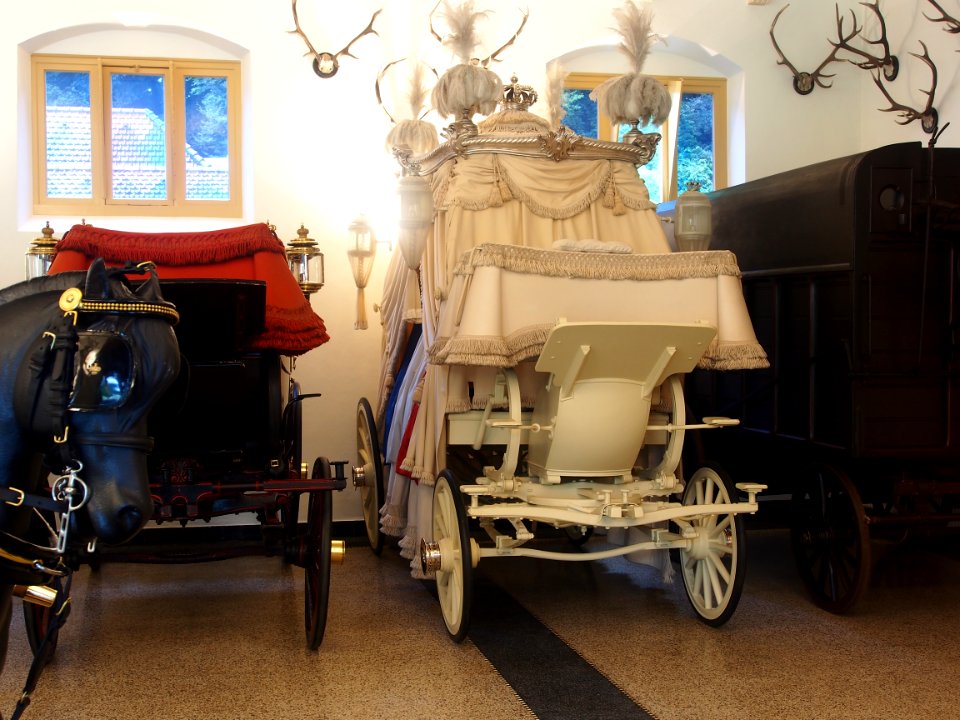White carriage in the Loo
