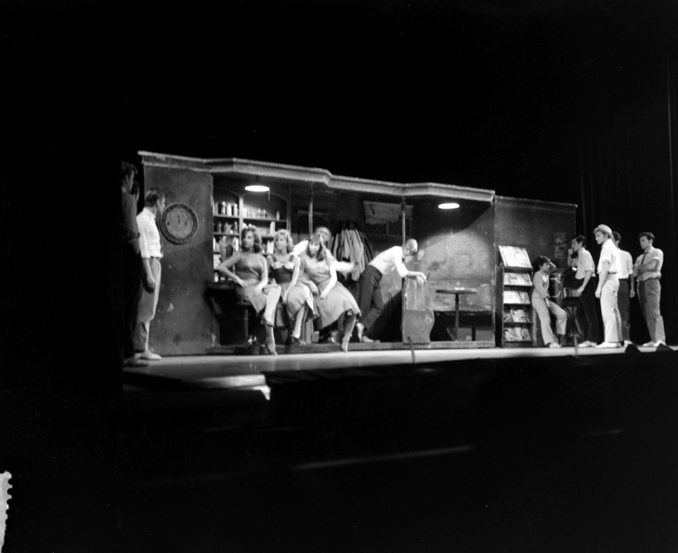 West-Side Story in Carre De drugstore-scene, Bestanddeelnr 912-6943