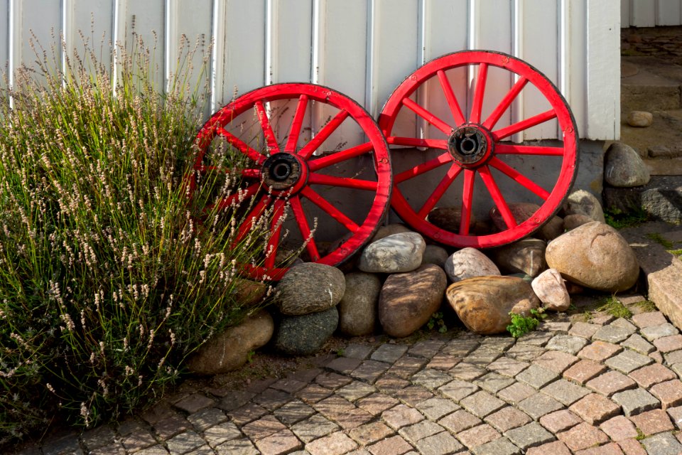 Wheels as garden art at Gamla Strandgatan 10, Gamlestan, Lysekil 1