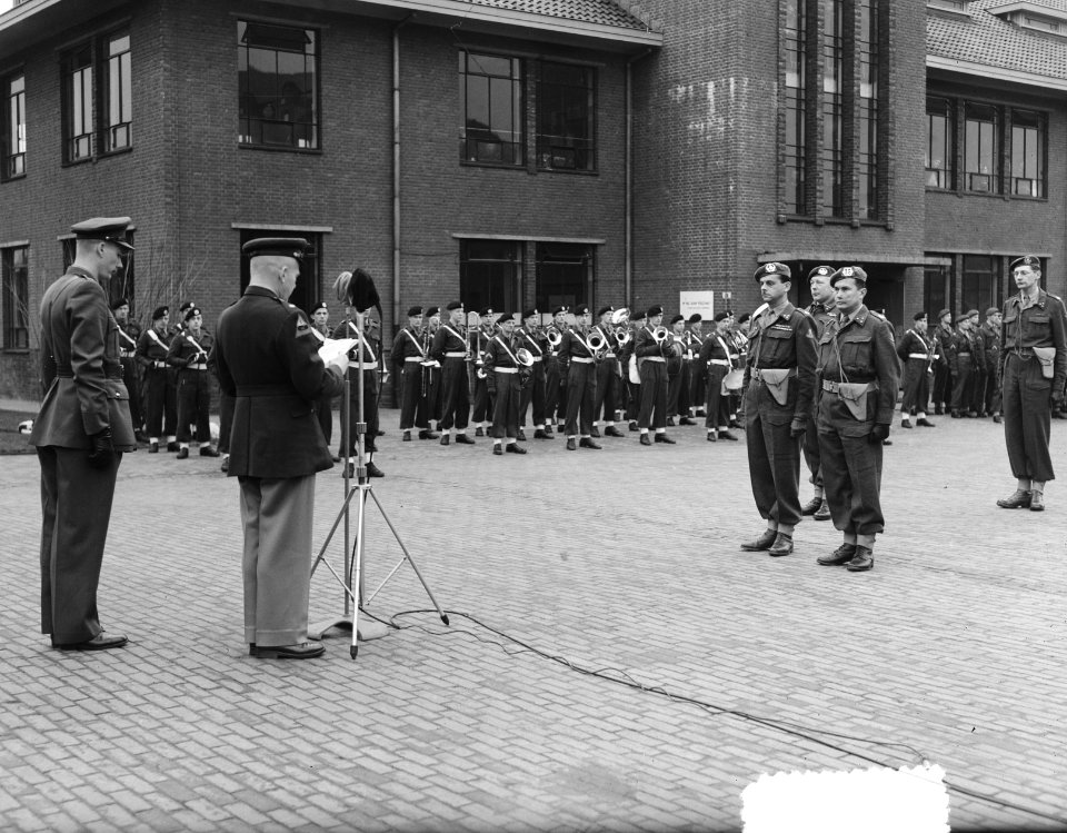 Wezep parade en uitreiking onderscheidingen Korea, Bestanddeelnr 904-9609
