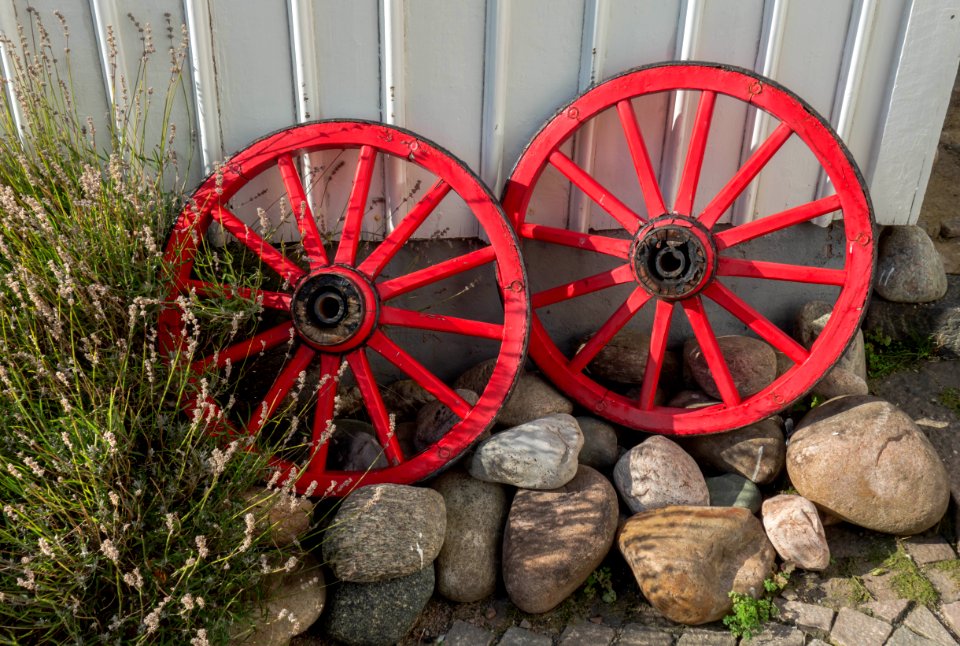 Wheels as garden art at Gamla Strandgatan 10, Gamlestan, Lysekil 3