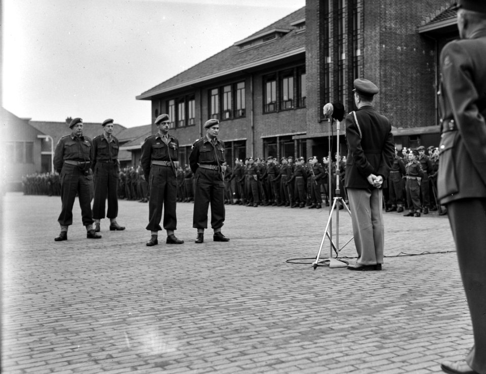 Wezep parade en uitreiking onderscheidingen Korea, Bestanddeelnr 904-9623