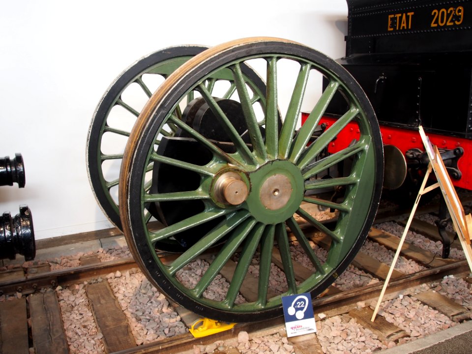 Wheels and axis of a locomotive photo 1