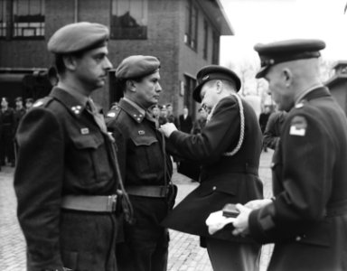 Wezep parade en uitreiking onderscheidingen Korea, Bestanddeelnr 904-9614