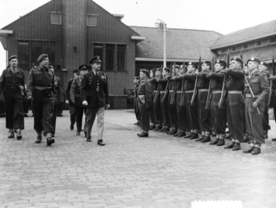 Wezep parade en uitreiking onderscheidingen Korea, Bestanddeelnr 904-9606