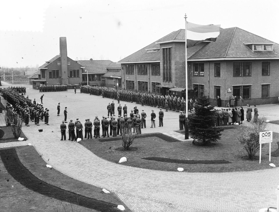 Wezep parade en uitreiking onderscheidingen Korea, Bestanddeelnr 904-9605