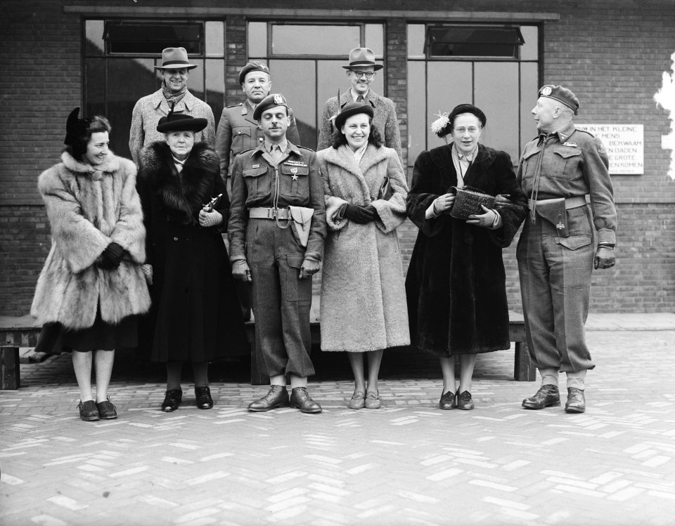 Wezep parade en uitreiking onderscheidingen Korea, Bestanddeelnr 904-9610