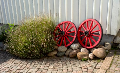 Wheels as garden art at Gamla Strandgatan 10, Gamlestan, Lysekil 2