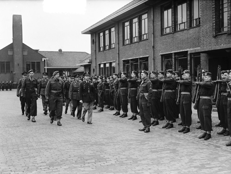 Wezep parade en uitreiking onderscheidingen Korea, Bestanddeelnr 904-9607