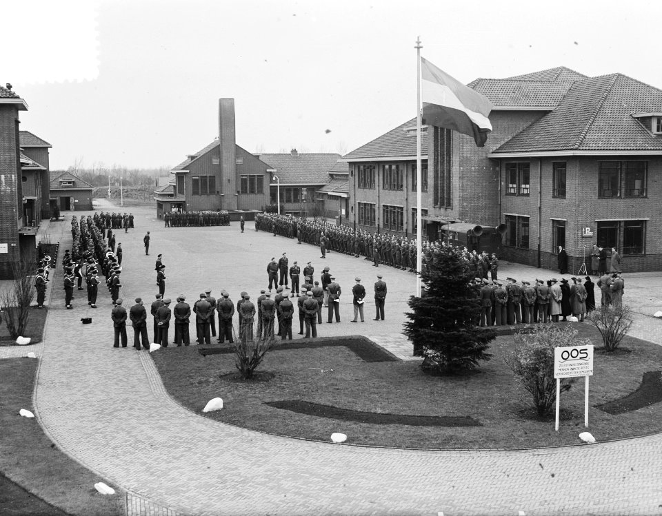 Wezep parade en uitreiking onderscheidingen Korea, Bestanddeelnr 904-9618