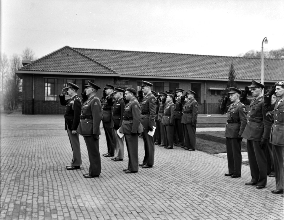 Wezep parade en uitreiking onderscheidingen Korea, Bestanddeelnr 904-9624
