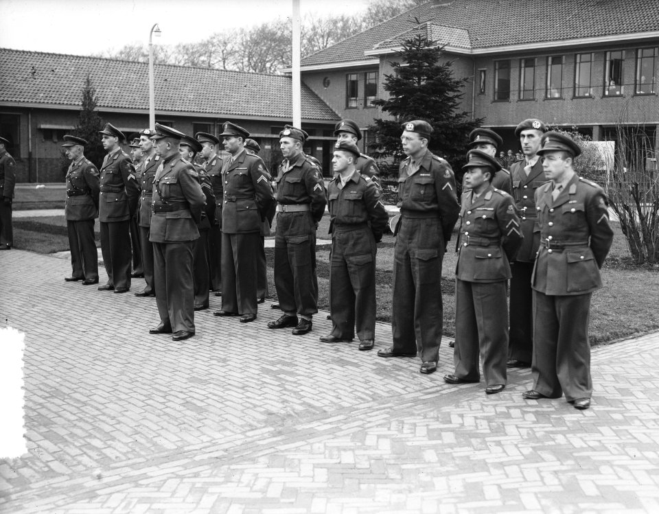 Wezep parade en uitreiking onderscheidingen Korea, Bestanddeelnr 904-9615
