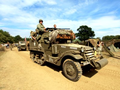 White halftrack, hoodno USA 402686 pic2