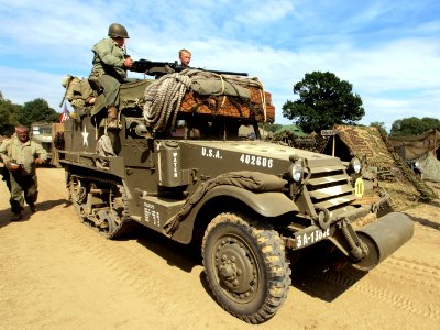 White halftrack, hoodno USA 402686 pic1