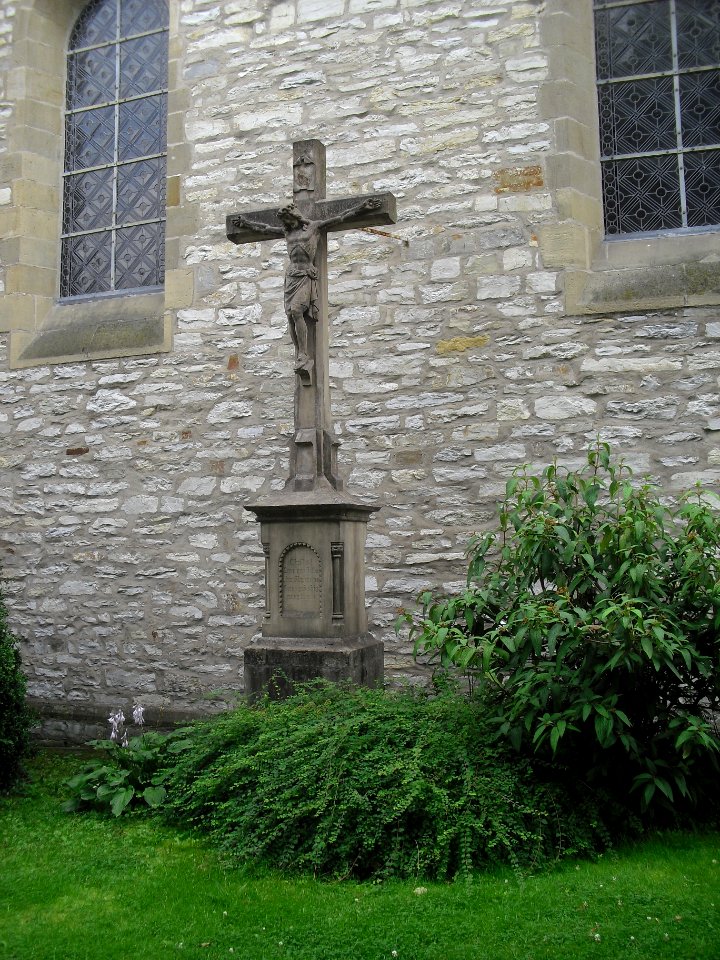 Wewer-Wegekreuz vor Kirche