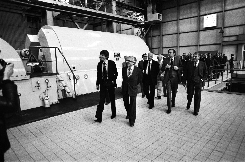 Wethouder Wolffensperger (l) en burgemeester Polak gaan voorop bij de rondleidin, Bestanddeelnr 930-5908