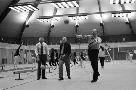 Wethouder Verhey opent Sporthal Oost in Amsterdam, J. van Zanten (NL elftal), Ja, Bestanddeelnr 927-1377