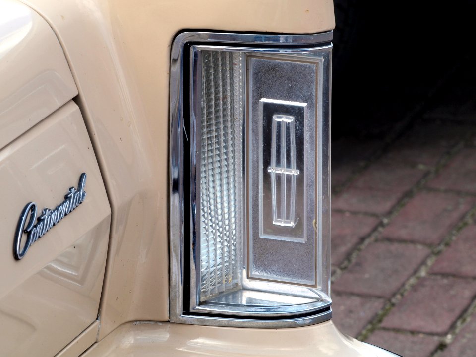 White Linoln Continental Mark V p2