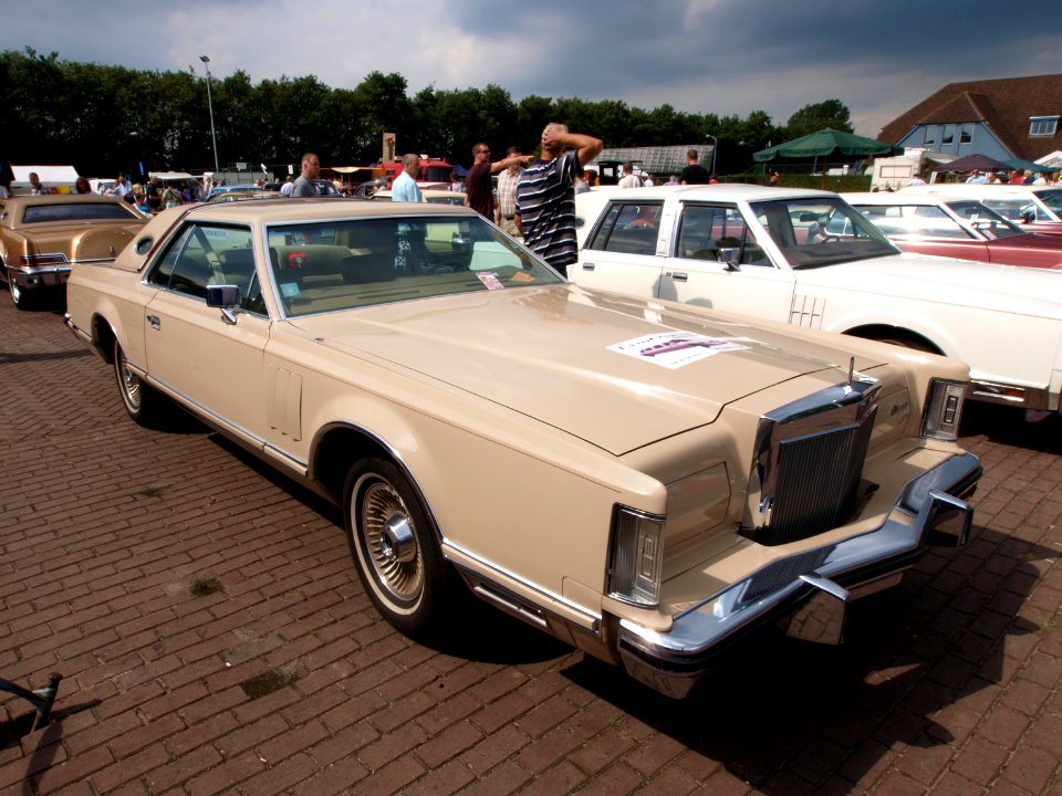White Linoln Continental Mark V p1