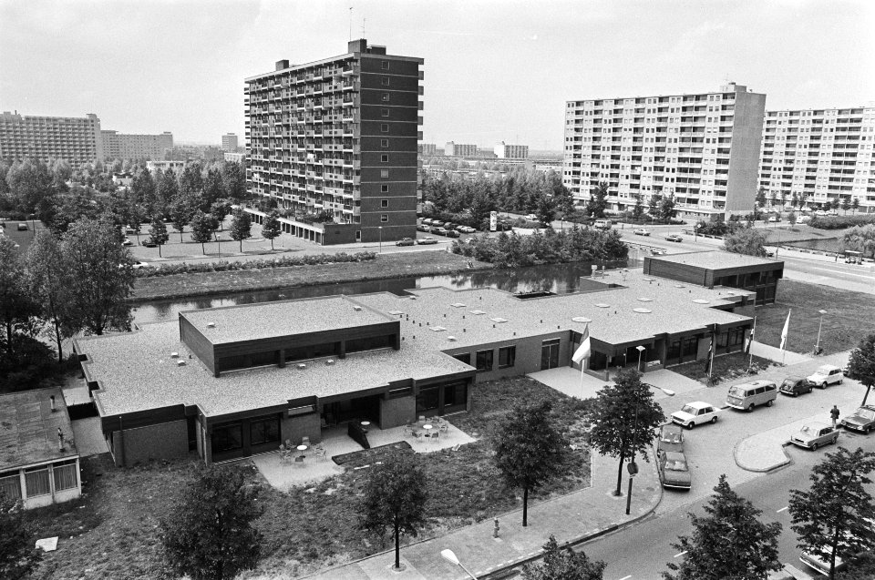 Wethouder Verhey opent Ago-verblijf aan Beemsterstraat exterieur gebouw, Bestanddeelnr 929-2481