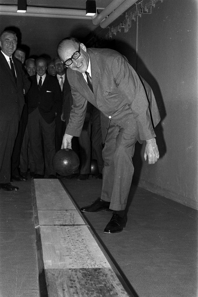 Wethouder Verhey opent kegelbaan in Olympisch Stadion Amsterdam, Verhey werpt ba, Bestanddeelnr 924-8756