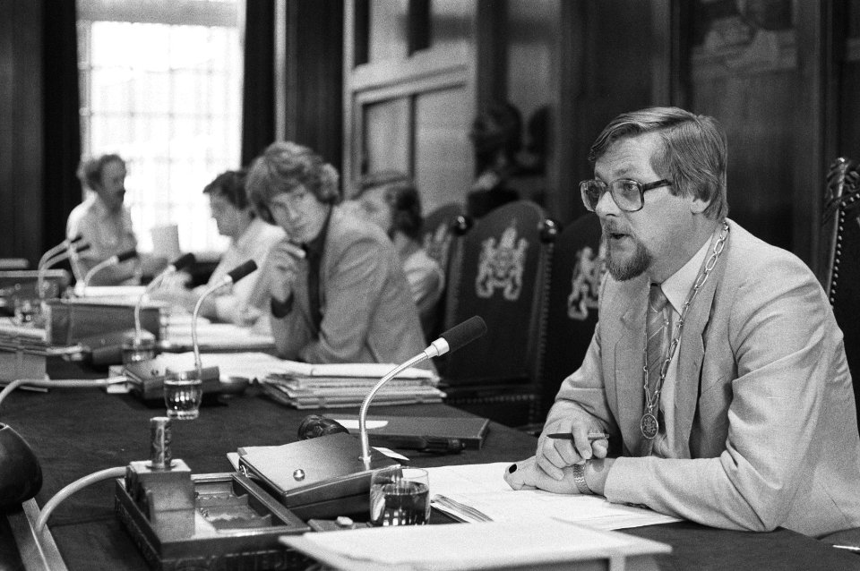 Wethouders van de Amsterdamse gemeenteraad tijdens een vergadering, links Gerrit, Bestanddeelnr 931-6436