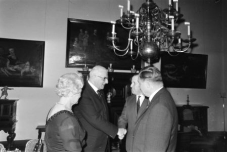 Wethouder Tabak neemt afscheid in Stedelijk Museum . 20.21 Minister Beernink en , Bestanddeelnr 921-2575