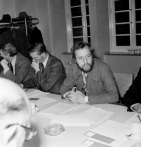 Wethouder Sinnige (r) en financieel-directeur Neeleman geven persconferentie gem, Bestanddeelnr 928-9289