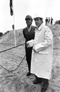 Wethouder Spoelstra (CDA) en de heer Bras (heibaas), Bestanddeelnr 931-6891