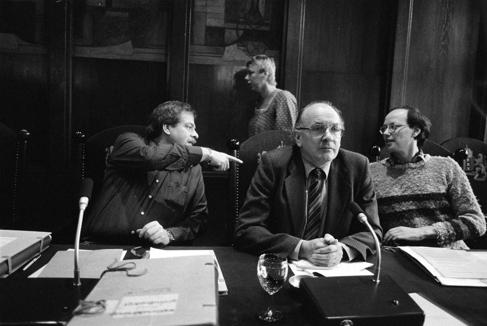 Wethouders Schaefer (PvdA), Walraven (CPN) en Etty (PvdA). Op de achtergrond Mw., Bestanddeelnr 932-3703