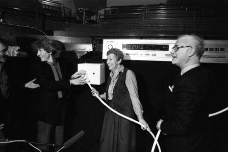 Wethouders Wolffensperger (l) en Luimstra (m) met de kabel, Bestanddeelnr 932-7629