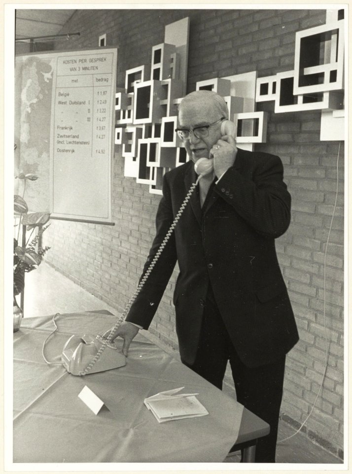 Wethouder W. van Liemt voert het eerste automatische telefoongesprek met Osnabrück in Duitsland. NL-HlmNHA 54003651