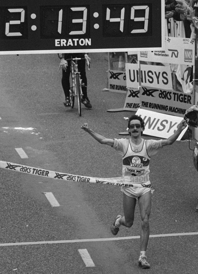 Westland marathon winnaar Marti ten Kate gaat over finish, Bestanddeelnr 933-9495 (cropped)