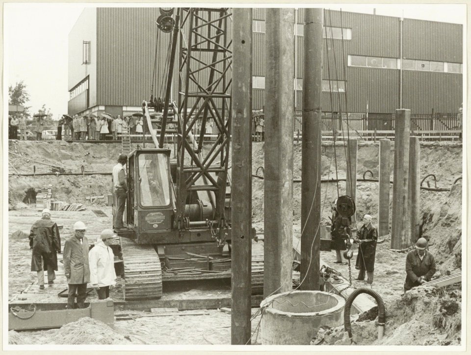 Wethouder W. van Liemt (2de van rechts) slaat de eerste paal voor het nieuwe gebouw van drukkerij en uitgeverij Damiate BV in de Waarderpolder